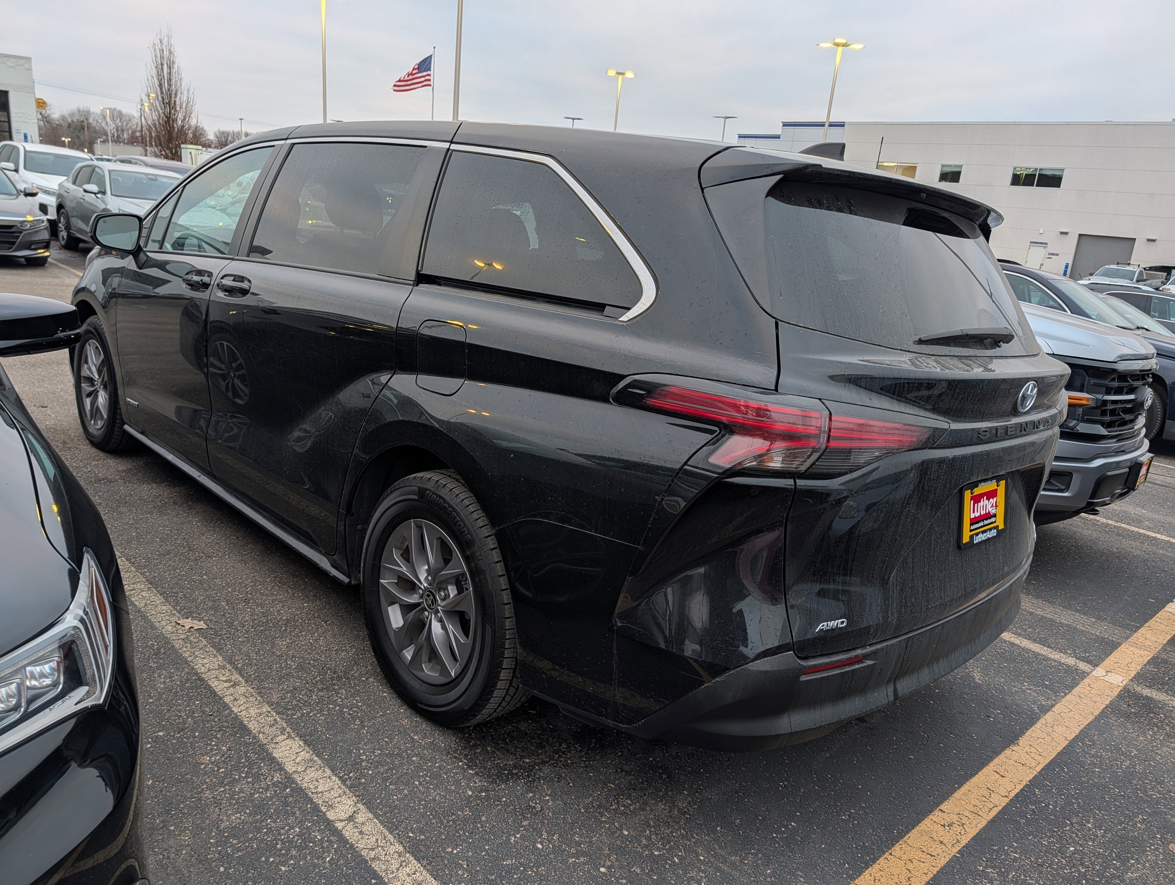Used 2021 Toyota Sienna LE image 4
