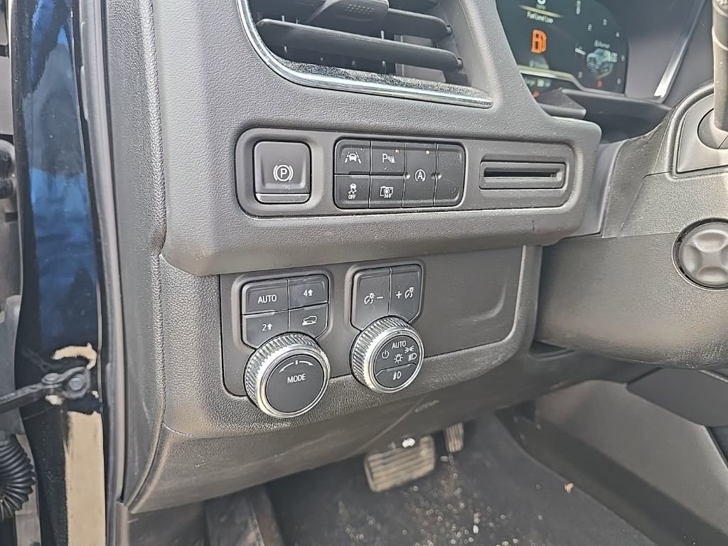 Used 2024 GMC Yukon SLT w/ SLT Luxury Package image 11