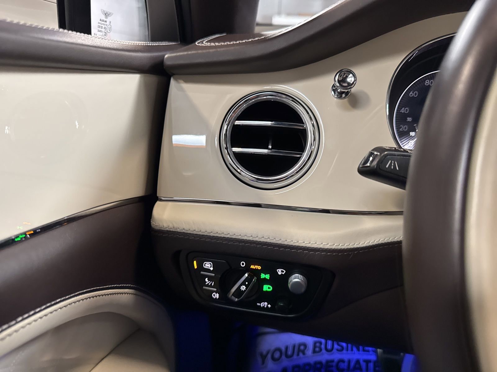 Used 2023 Bentley Bentayga Extended Wheelbase image 46