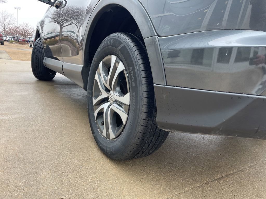 Used 2018 Toyota RAV4 LE w/ All Weather Liner Package AWD/4WD image 17