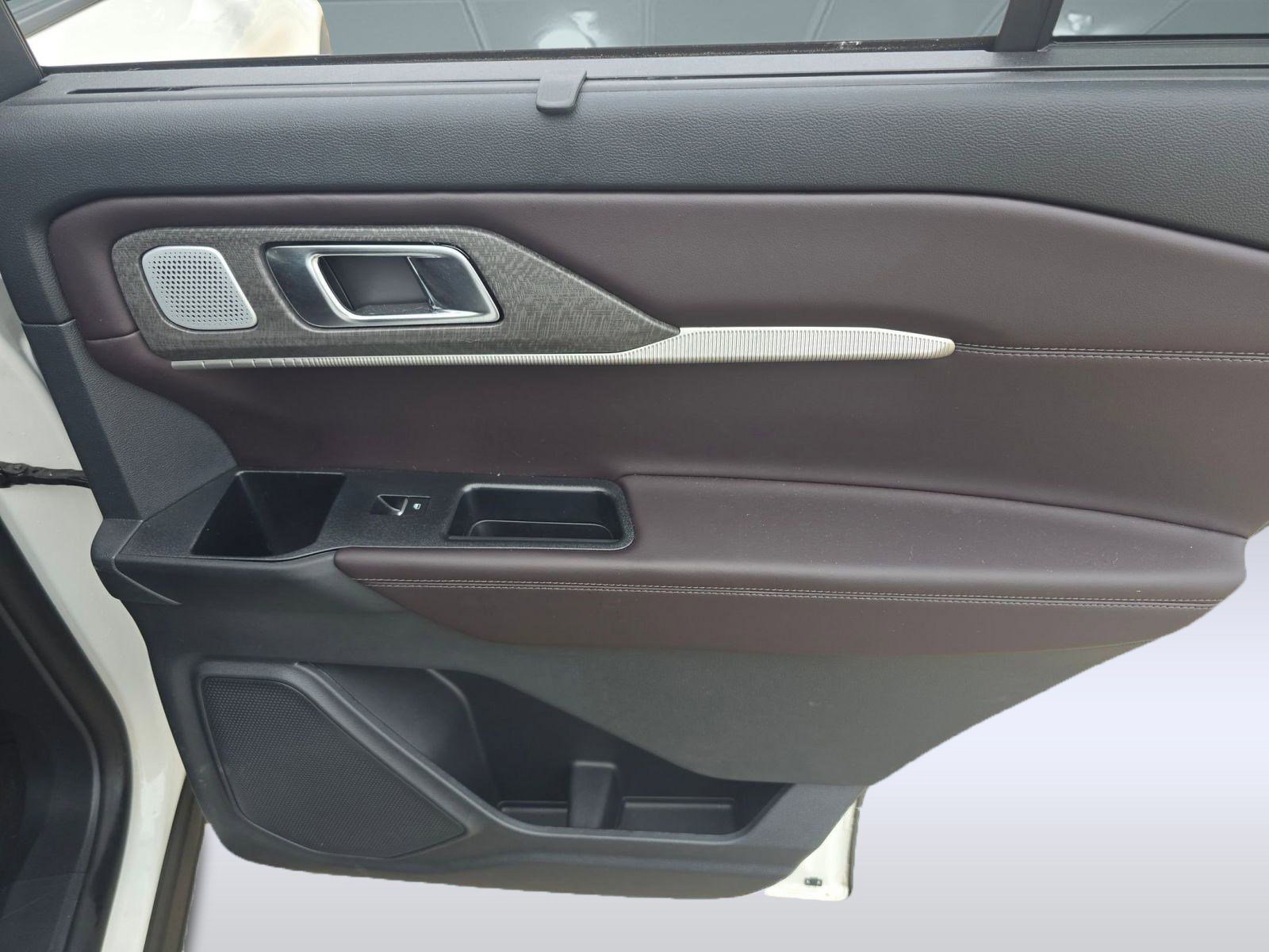 Used 2025 Ford Explorer Platinum image 13