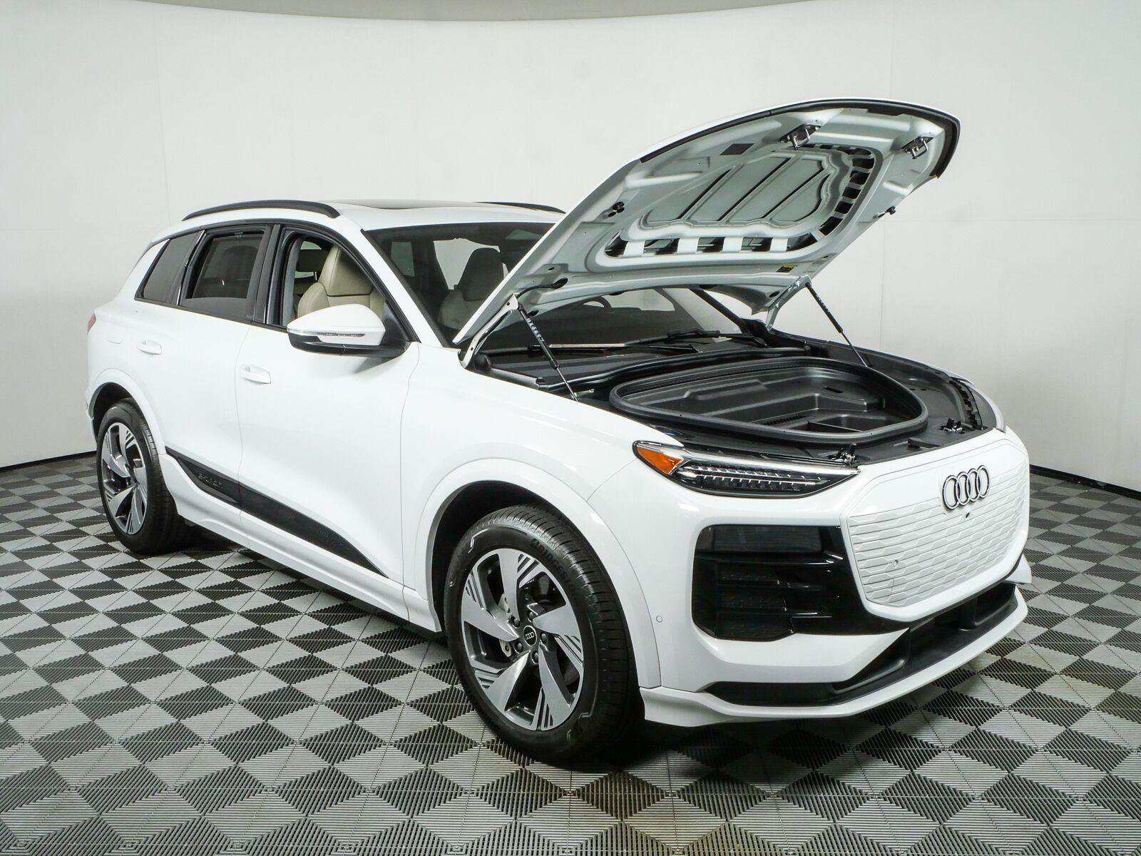 Used 2025 Audi Q6 e-tron Premium Plus w/ Premium Plus AWD/4WD image 36