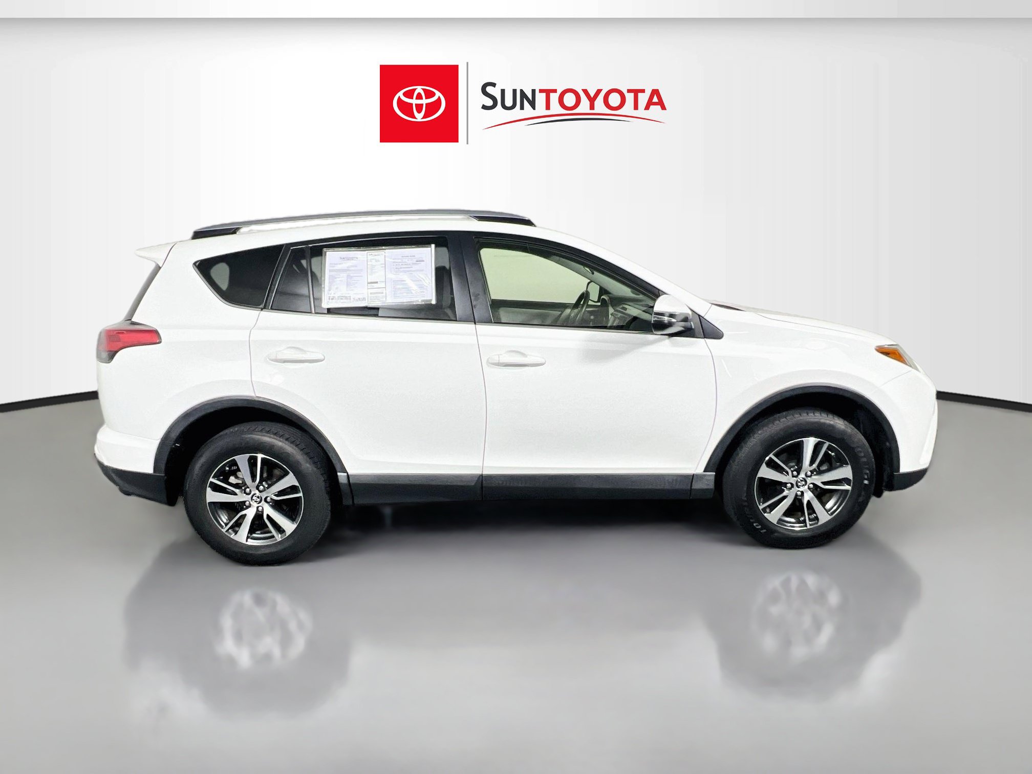 Used 2018 Toyota RAV4 XLE FWD image 2
