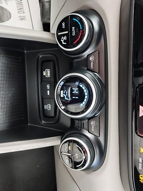 Used 2023 Hyundai Venue SEL image 23