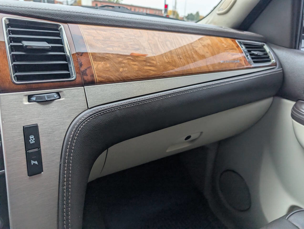 Used 2014 Cadillac Escalade Platinum image 32