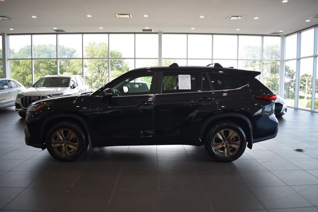 Used 2023 Toyota Highlander Bronze Edition FWD image 4