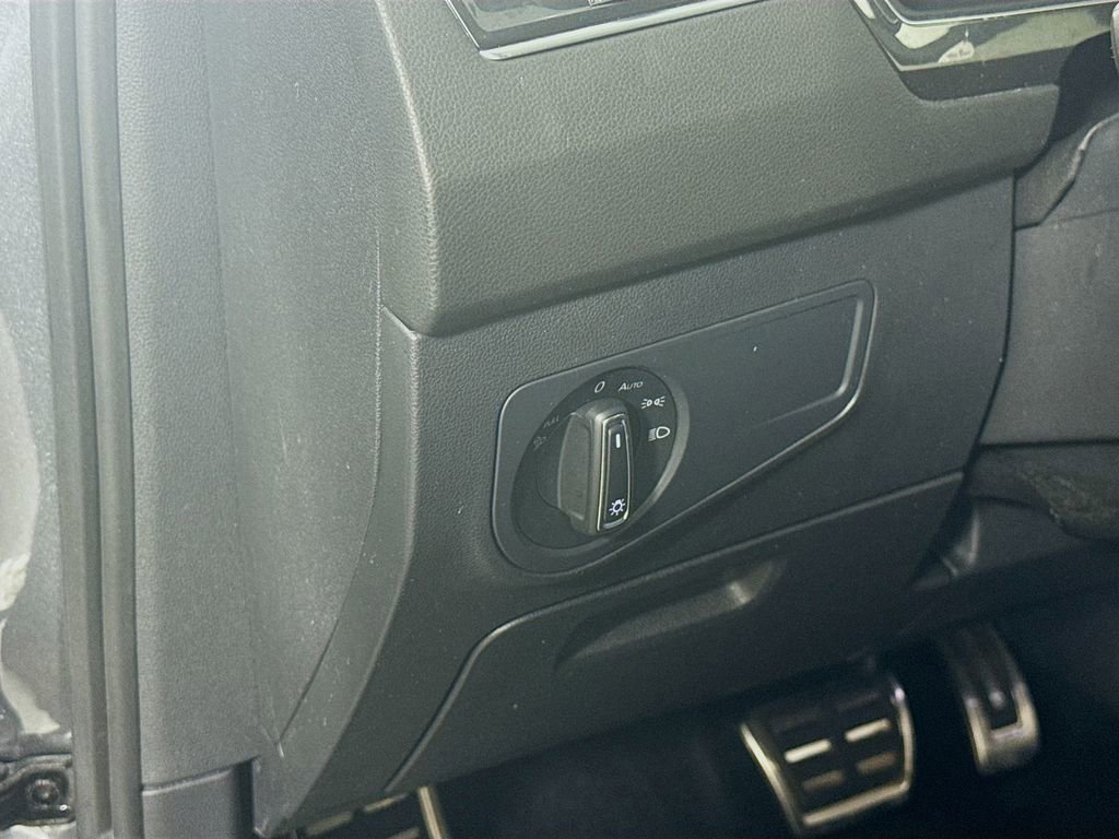 Used 2022 Volkswagen Tiguan SEL R-Line image 10