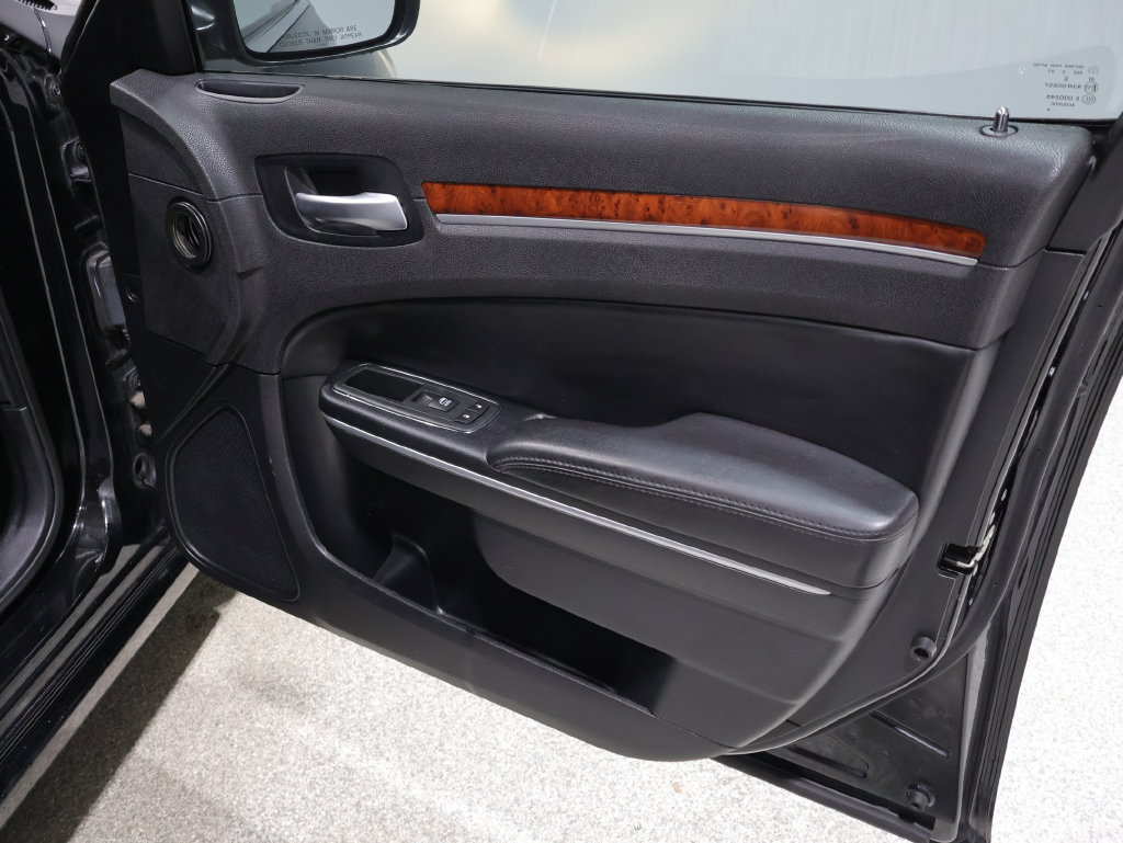 Used 2013 Chrysler 300 RWD image 29