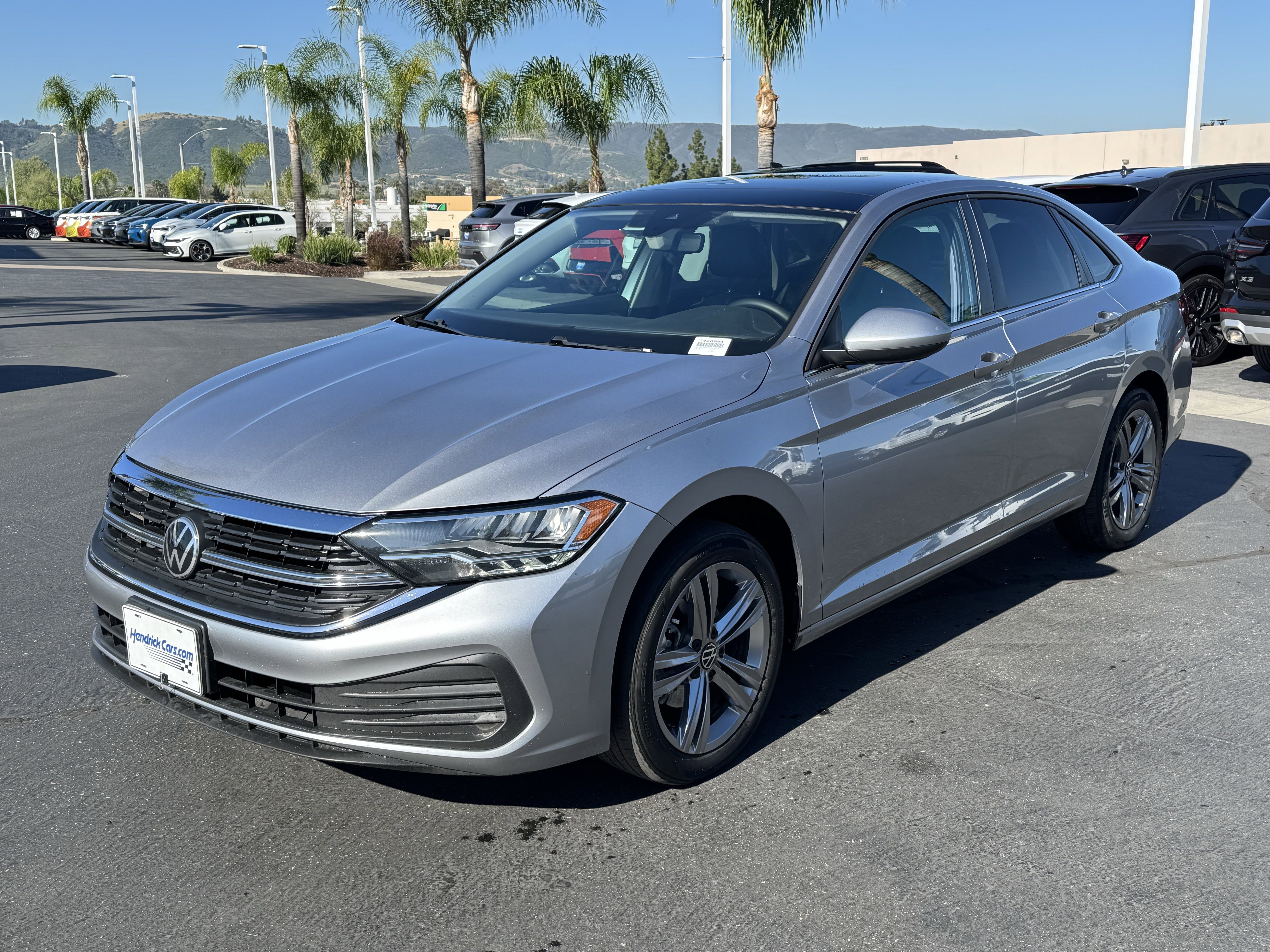 Used 2022 Volkswagen Jetta SE w/ Panoramic Sunroof Package image 5