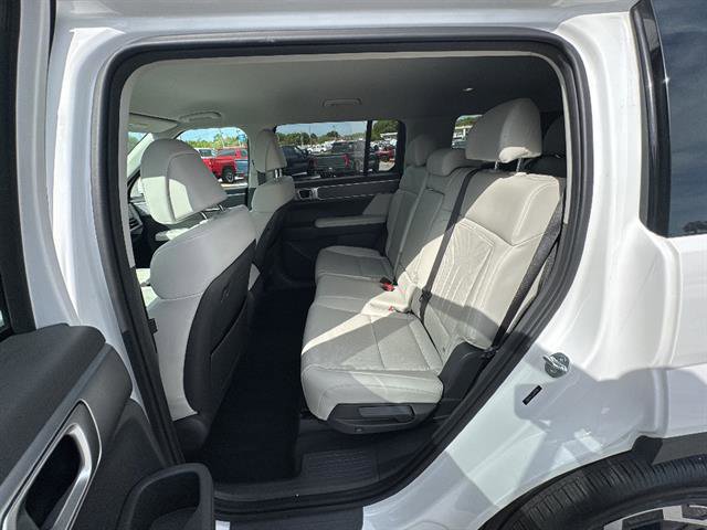Used 2025 Hyundai Santa Fe SEL FWD image 17