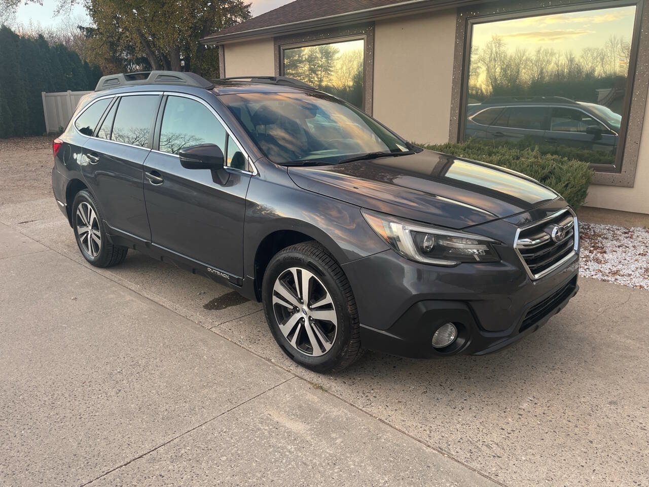 Used 2018 Subaru Outback 2.5i Limited AWD/4WD image 1