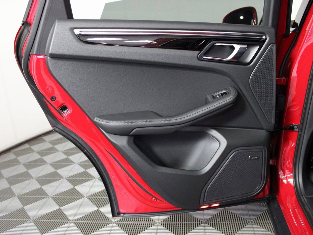 Certified 2025 Porsche Macan image 33