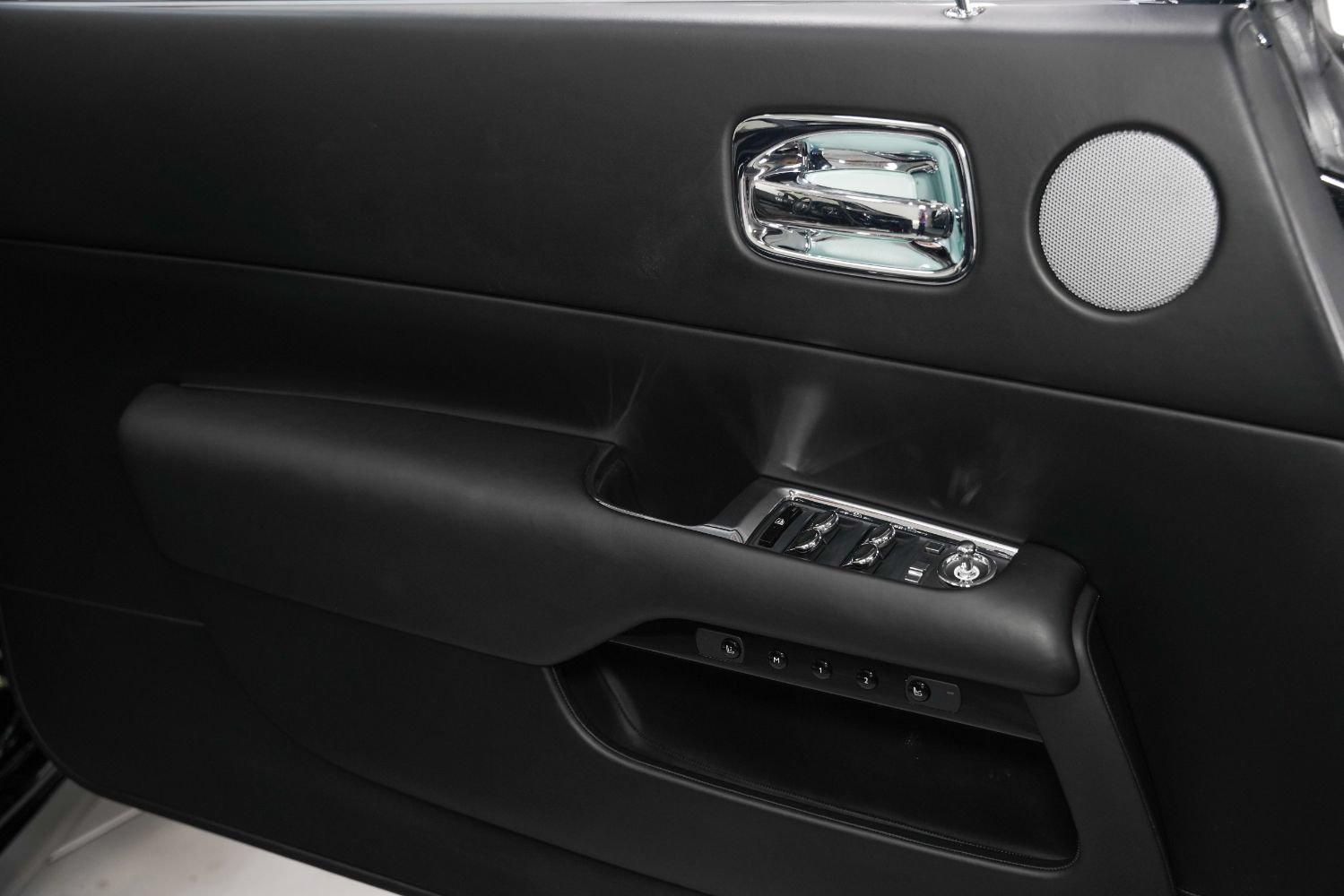 Used 2019 Rolls-Royce Dawn RWD image 38
