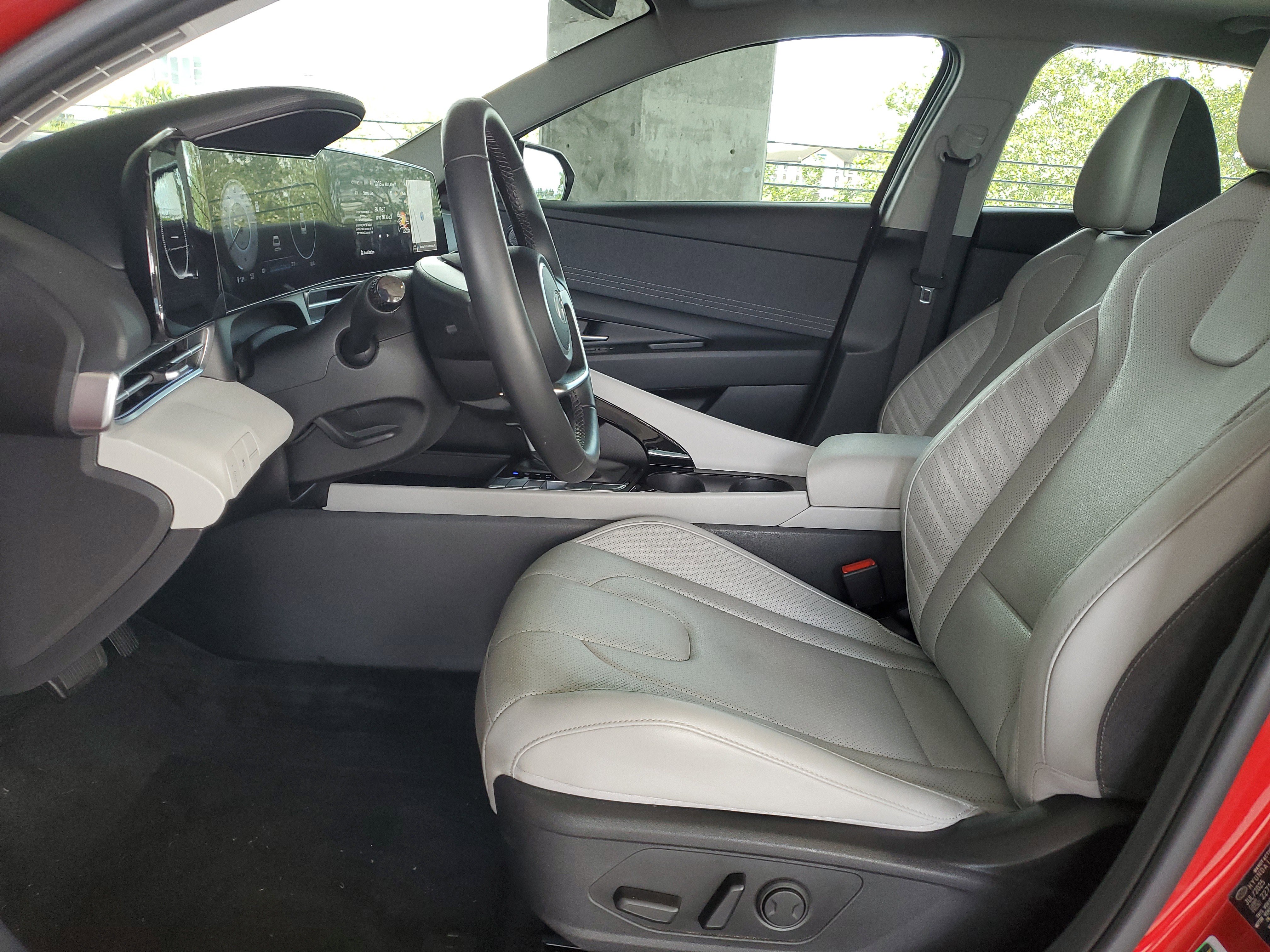 Used 2025 Hyundai Elantra Limited FWD image 18