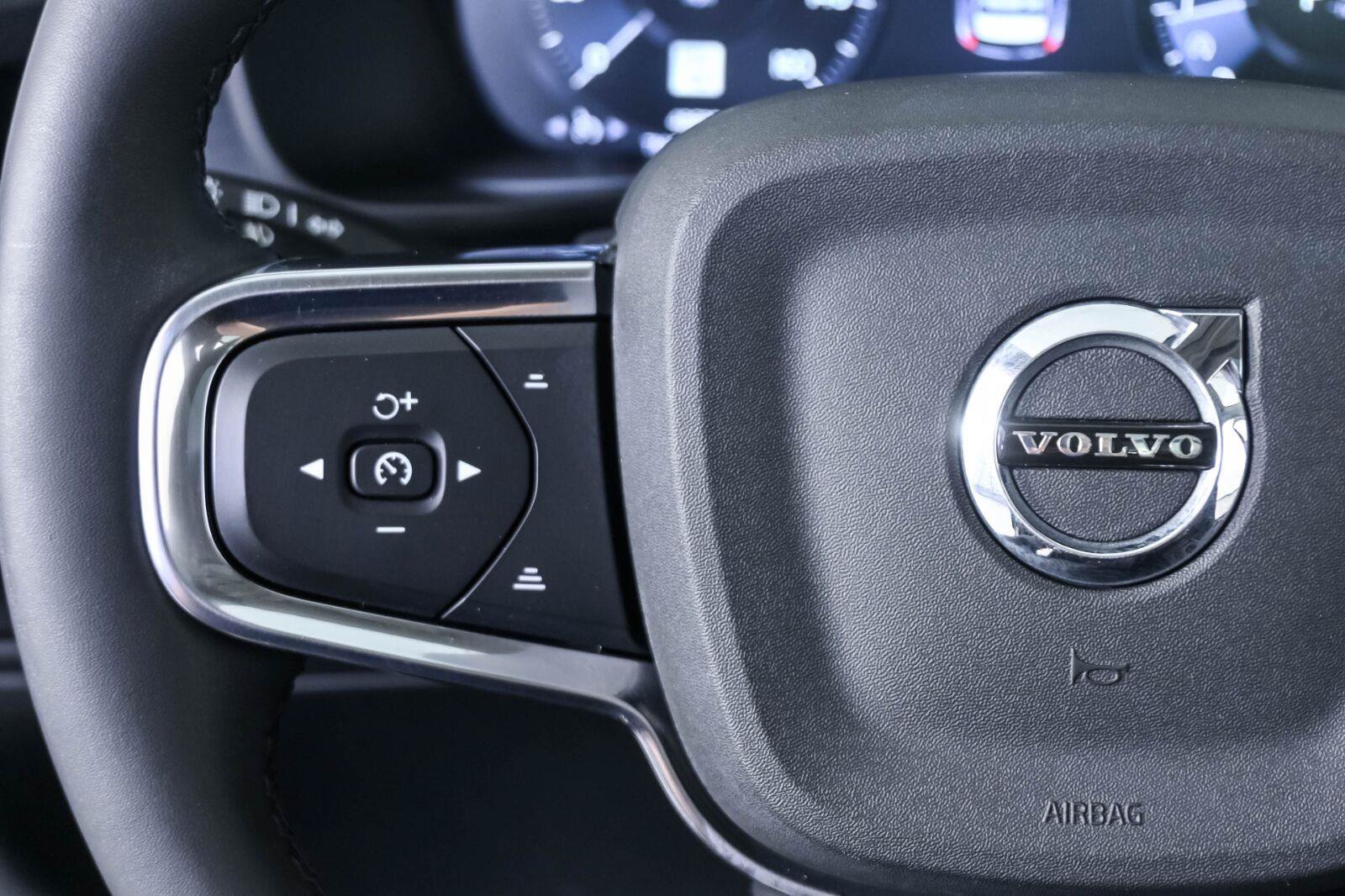 Used 2022 Volvo XC40 T5 Momentum w/ Premium Package AWD/4WD image 9
