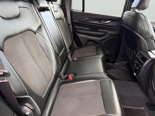 Used 2023 Jeep Grand Cherokee Altitude AWD/4WD image 16