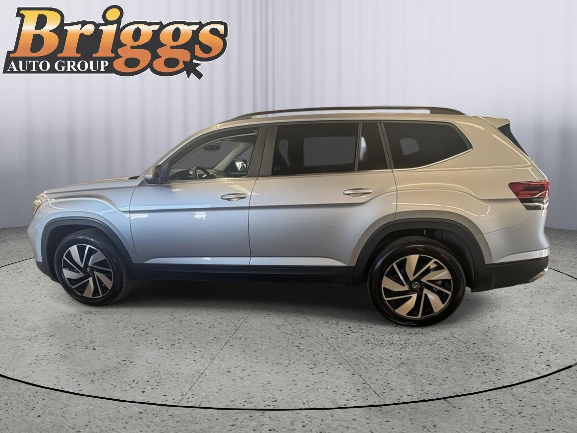 Used 2025 Volkswagen Atlas SE AWD/4WD image 2