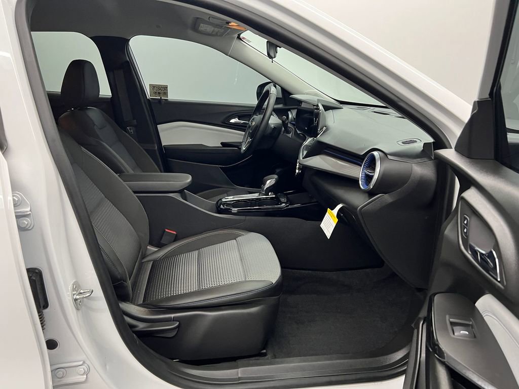 Used 2024 Chevrolet Trax LT w/ LT Convenience Package image 25