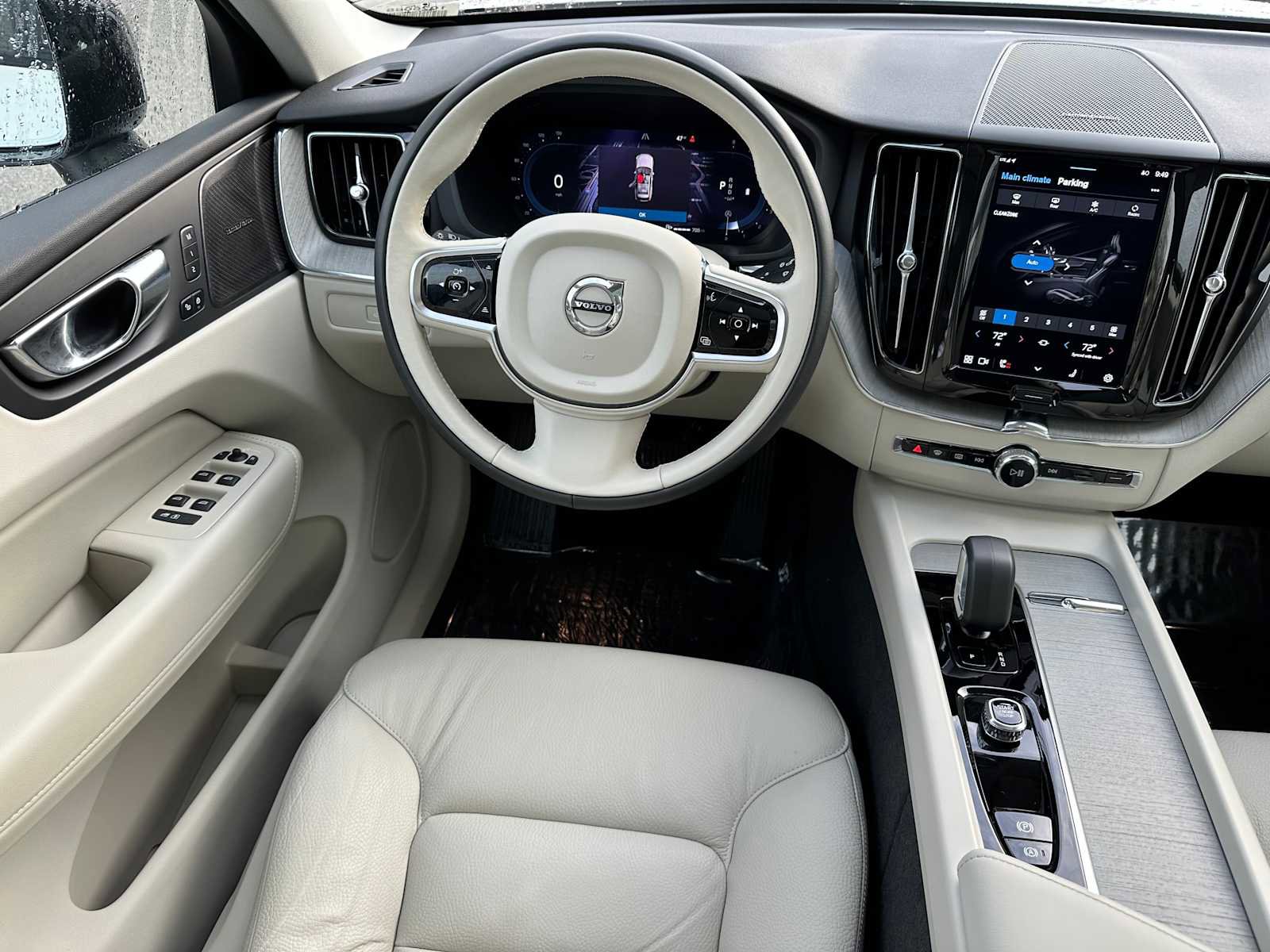 Used 2025 Volvo XC60 B5 Plus w/ Protection Package Premier image 17