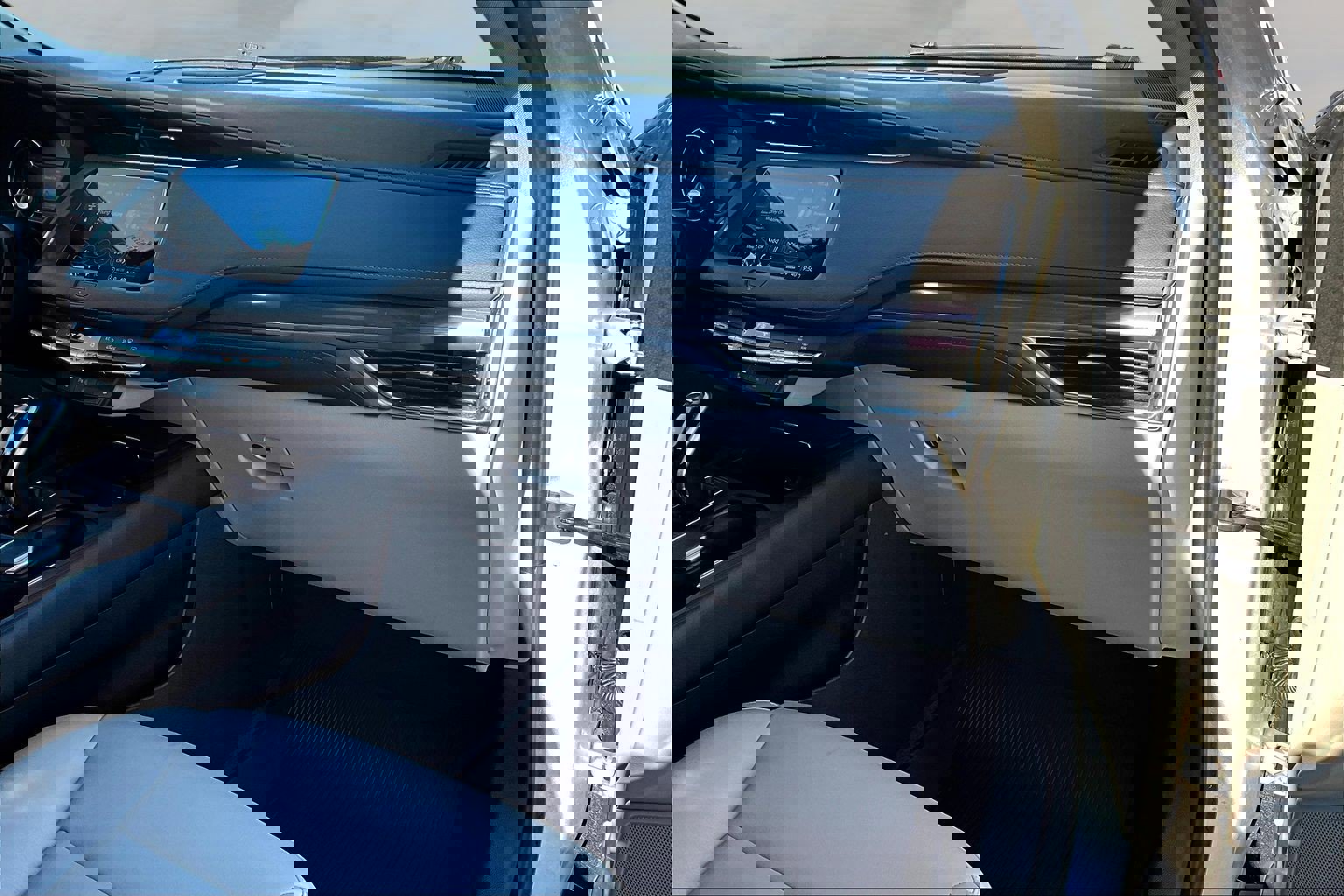 Used 2022 Cadillac XT4 Luxury w/ Cold Weather Package image 17