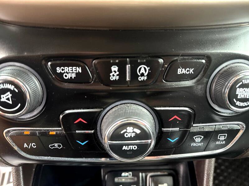 Used 2015 Jeep Cherokee Trailhawk w/ Comfort/Convenience Group image 13