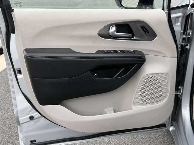 Used 2024 Chrysler Pacifica Limited FWD image 8