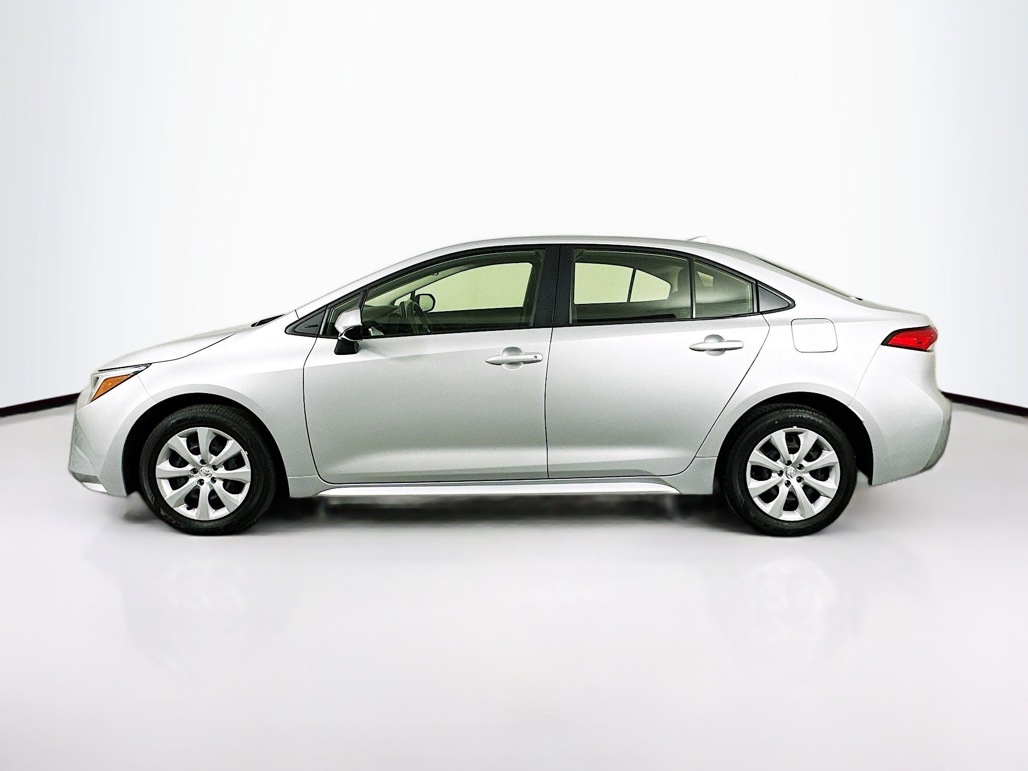 Used 2025 Toyota Corolla LE FWD image 4