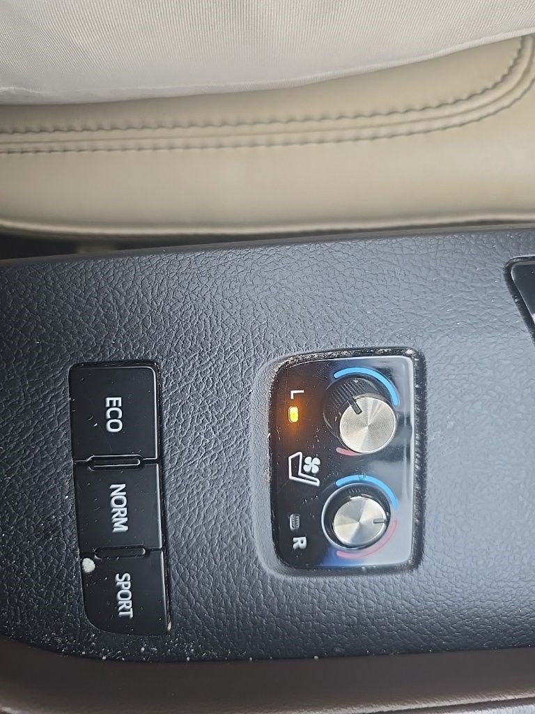 Used 2013 Toyota Avalon Limited FWD image 18