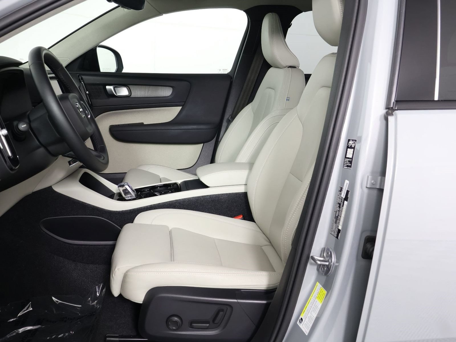 Certified 2026 Volvo XC40 B5 Plus AWD/4WD image 31