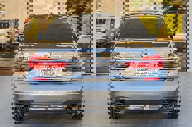 Used 2016 BMW 740i image 8