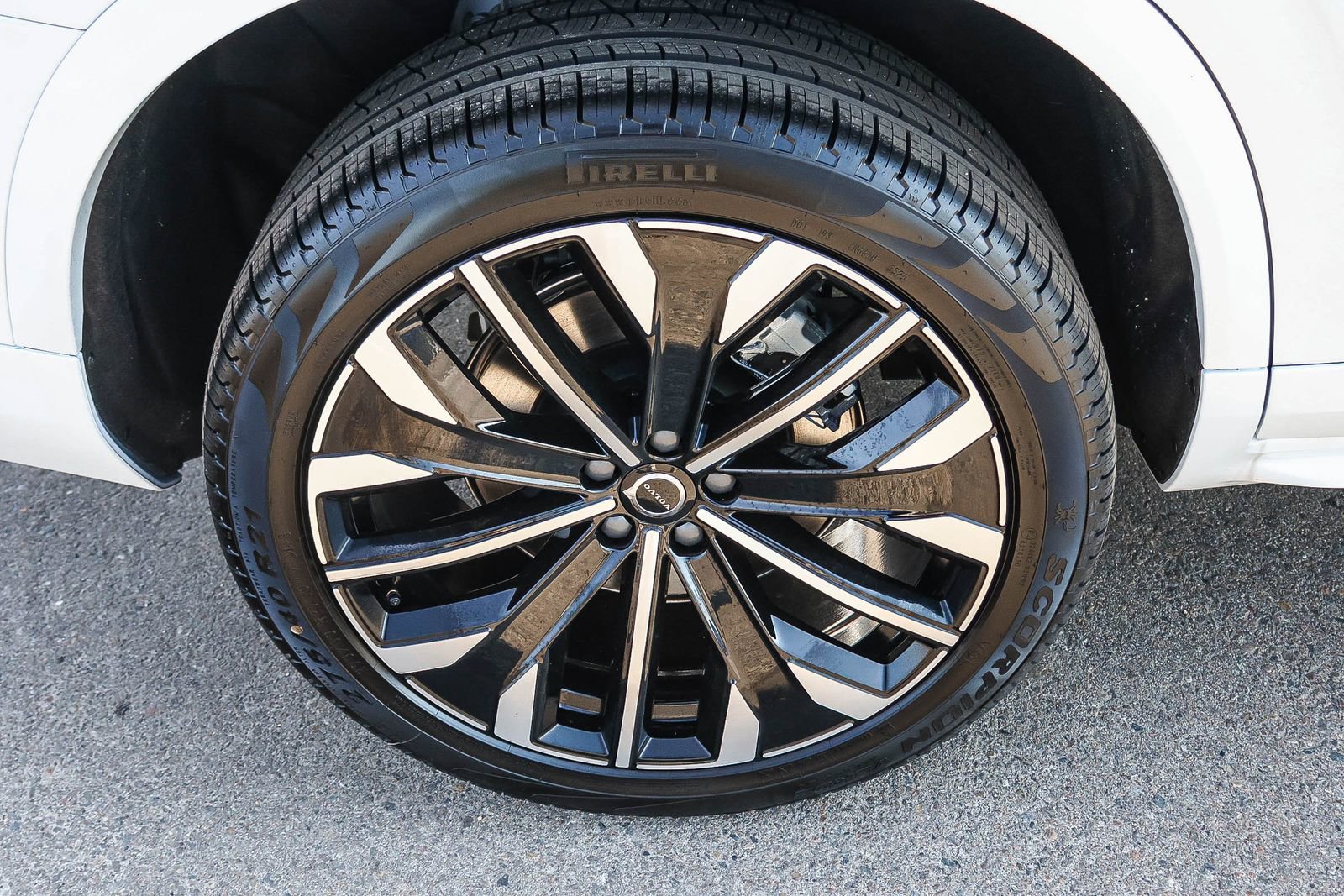 New 2026 Volvo XC90 B6 Ultra w/ Protection Package image 13