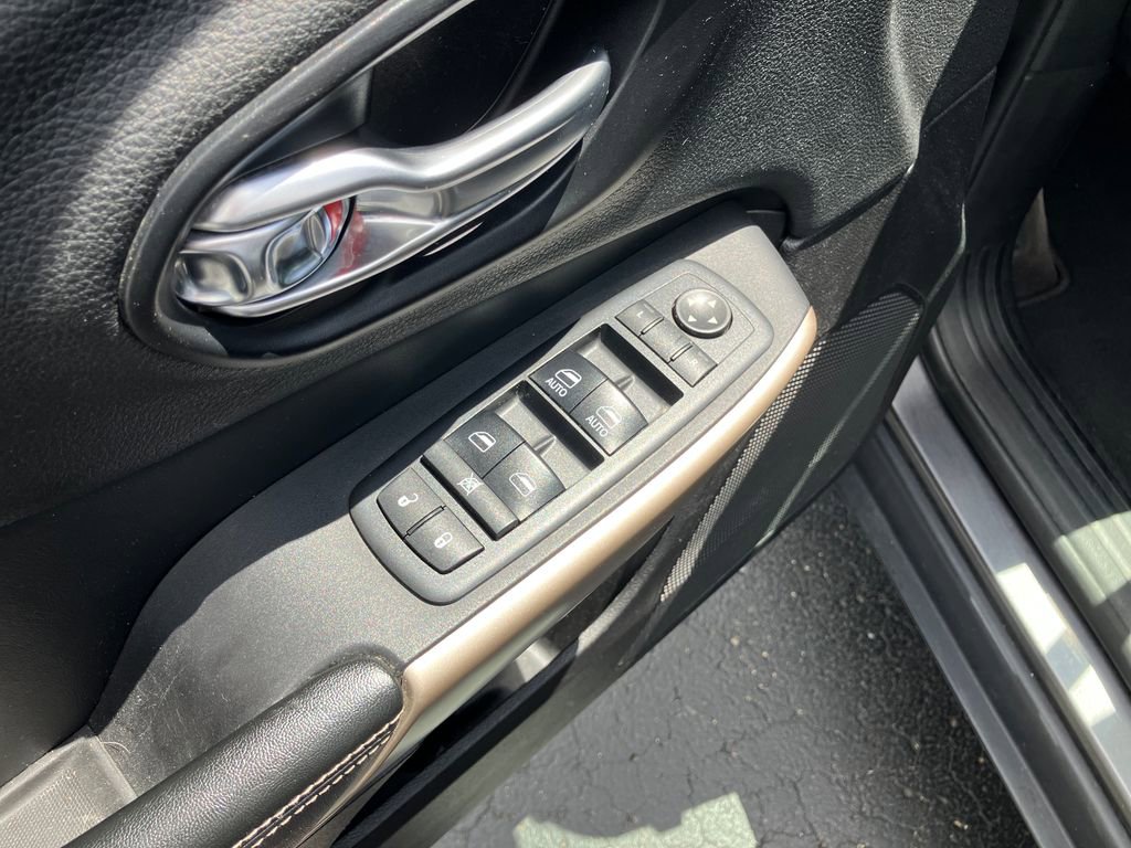 Used 2018 Jeep Cherokee Limited w/ High Altitude Package AWD/4WD image 13