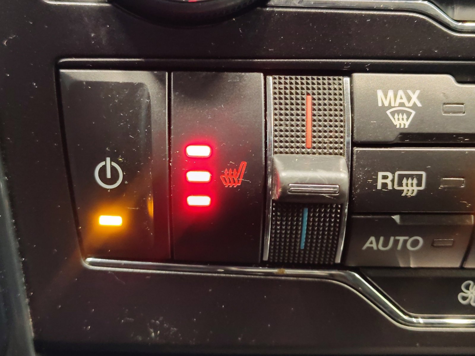 Used 2018 Ford Explorer XLT w/ Equipment Group 202A image 4