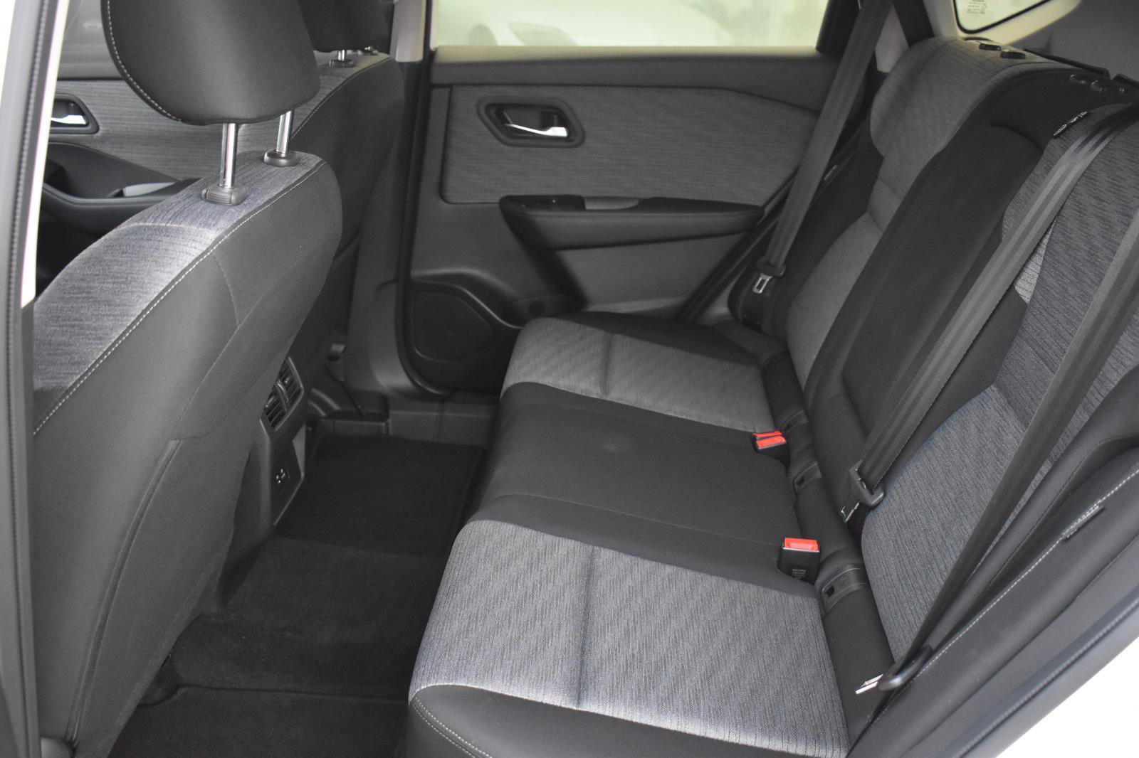 Used 2023 Nissan Rogue SV image 31