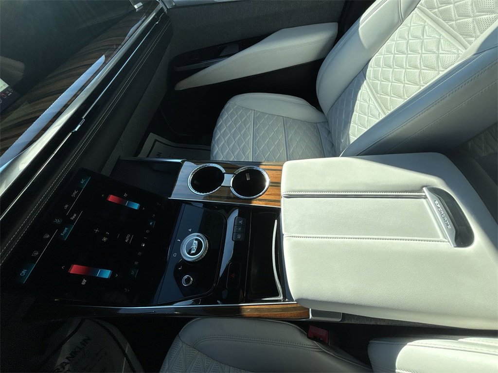 Used 2025 Cadillac Escalade Premium Luxury Platinum image 27