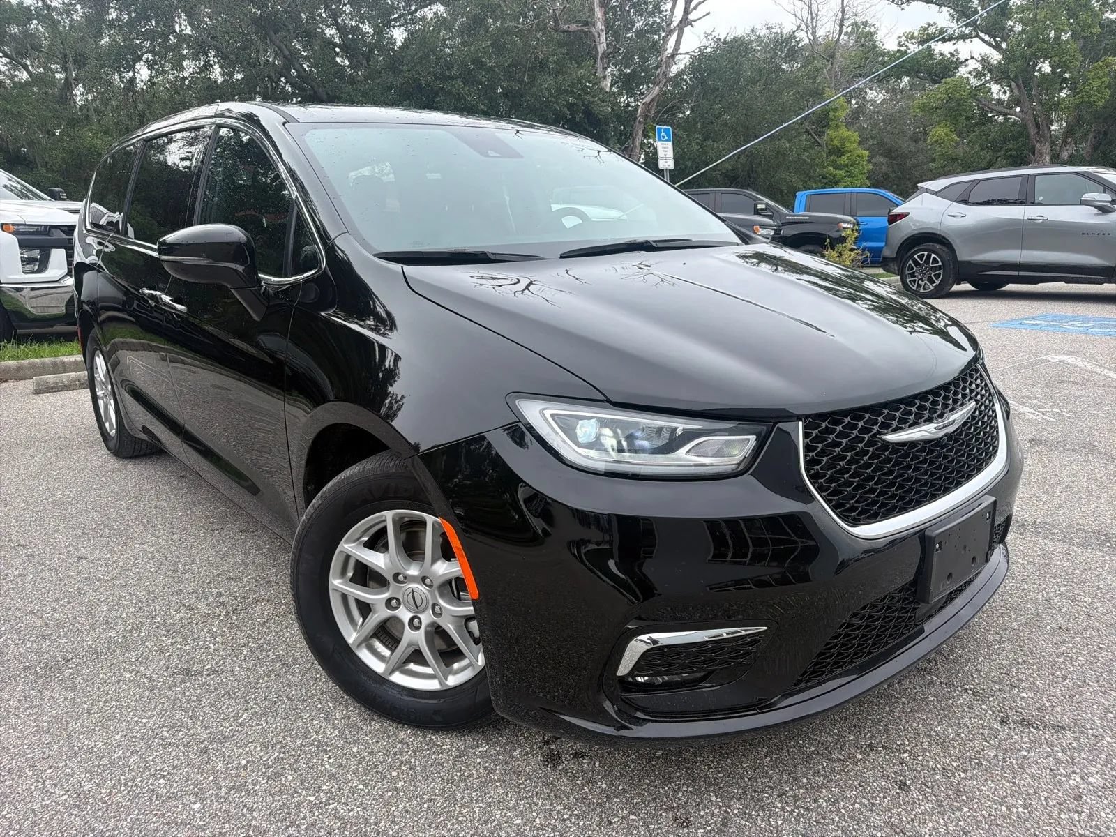 Used 2025 Chrysler Pacifica Select FWD image 6