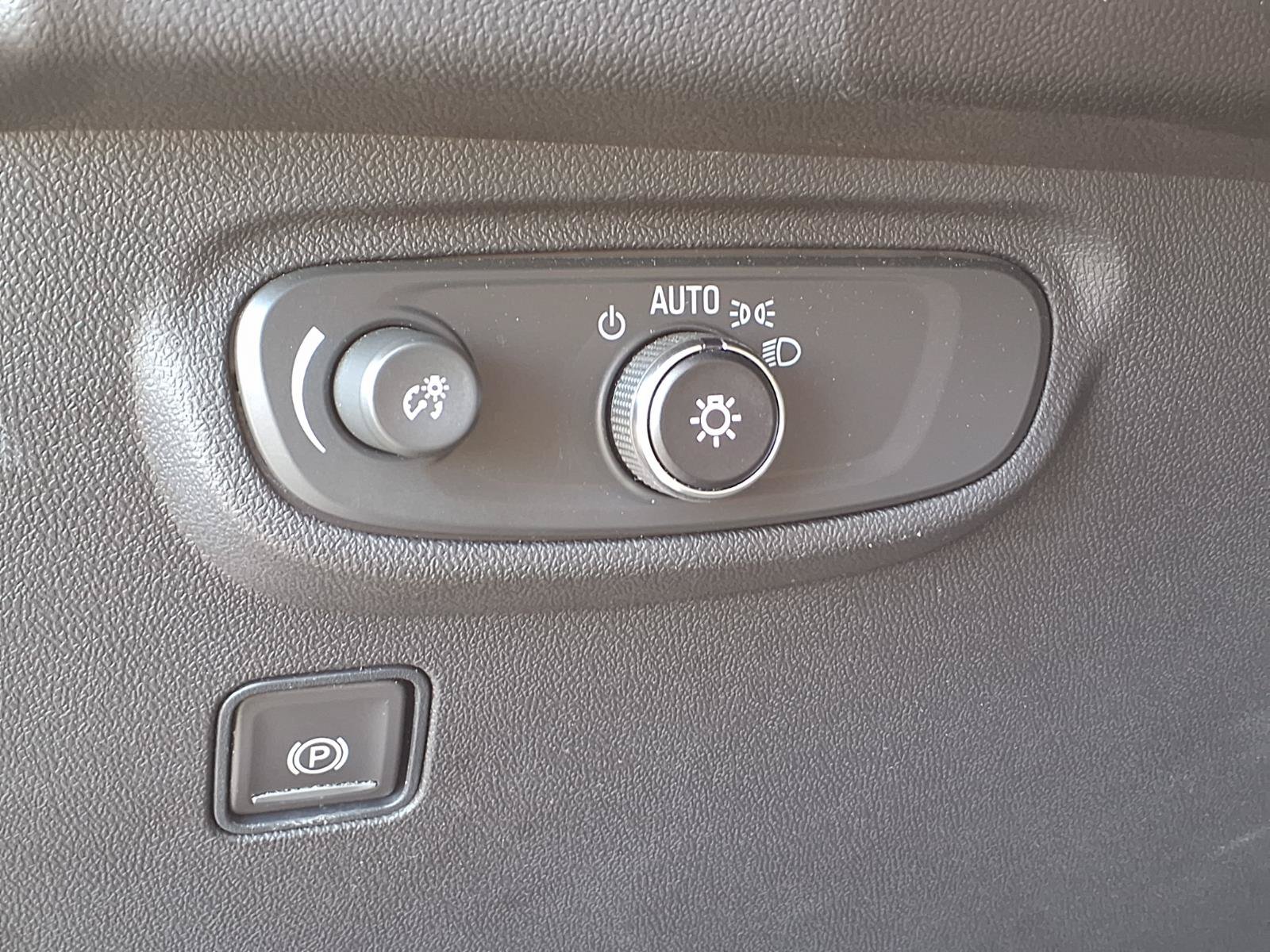 Used 2024 GMC Terrain SLE w/ Driver Convenience Package FWD image 19