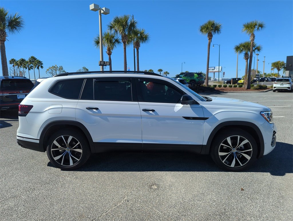 Used 2025 Volkswagen Atlas SEL Premium R-Line image 3