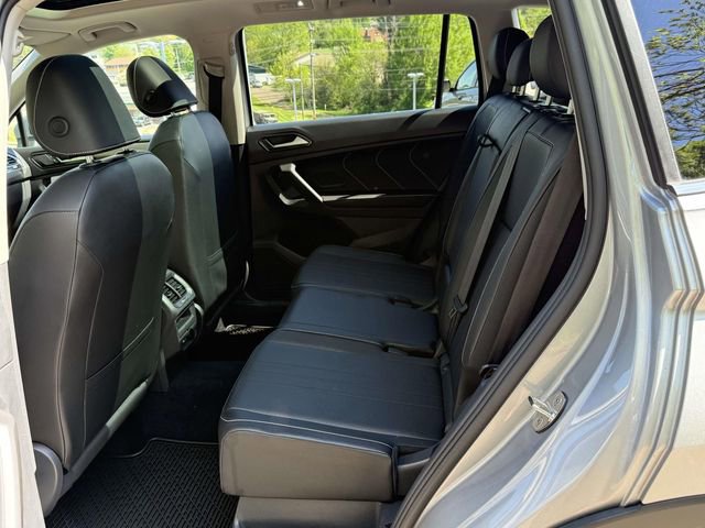 Used 2022 Volkswagen Tiguan SE w/ Panoramic Sunroof Package AWD/4WD image 11