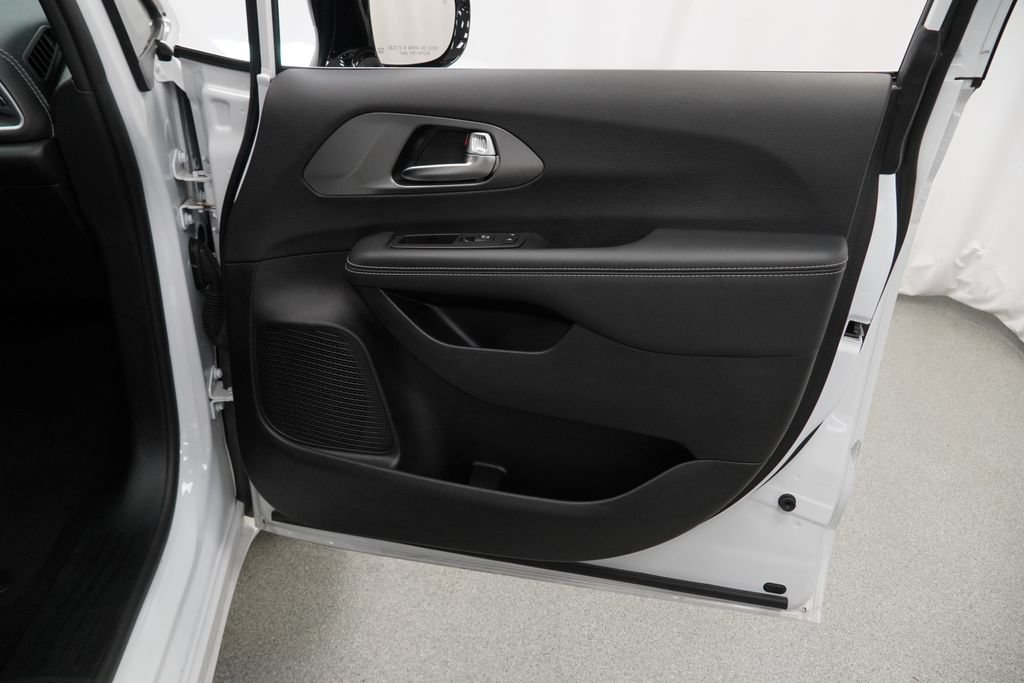Certified 2025 Chrysler Pacifica Select AWD/4WD image 42