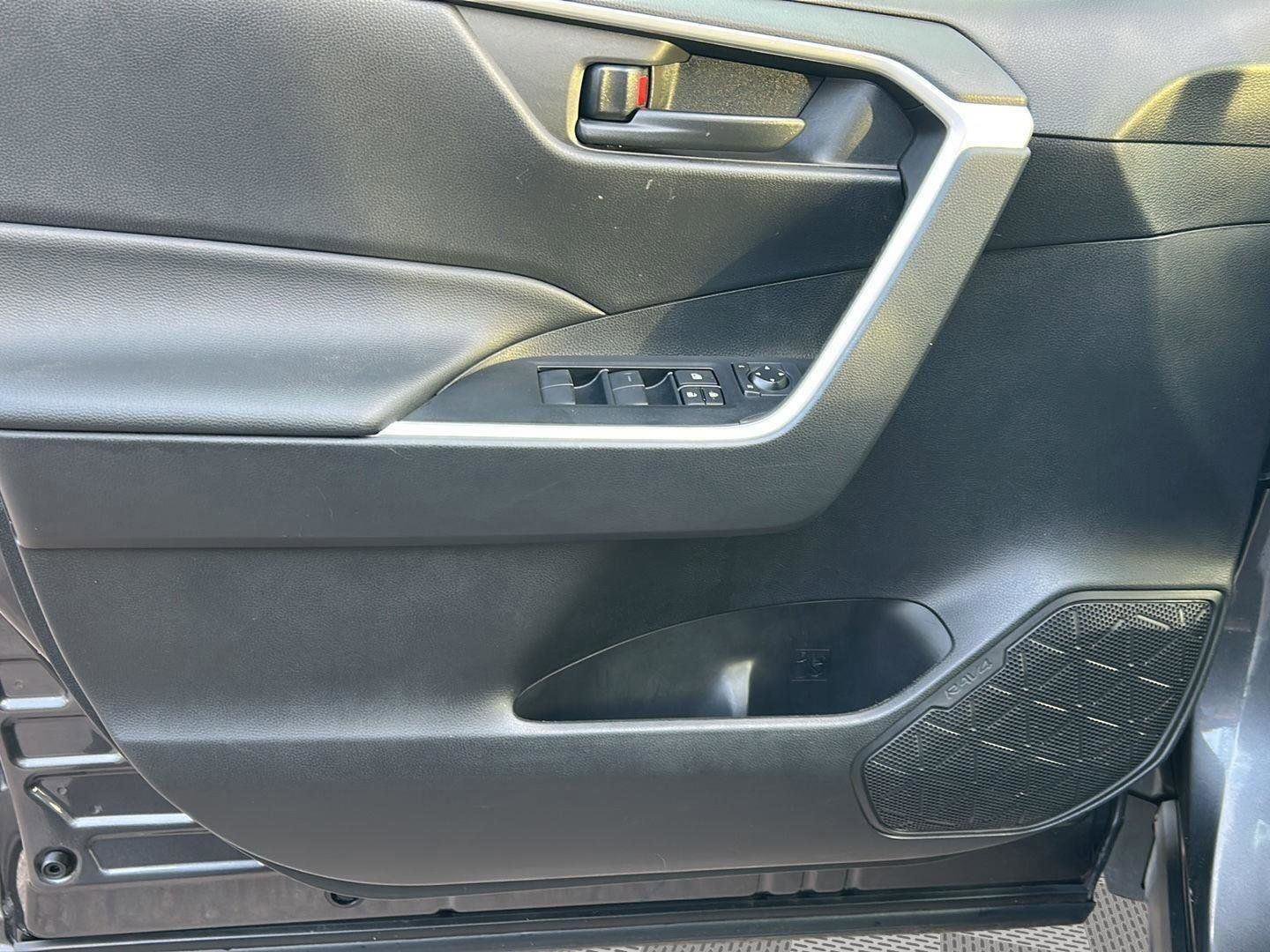 Used 2022 Toyota RAV4 LE image 10