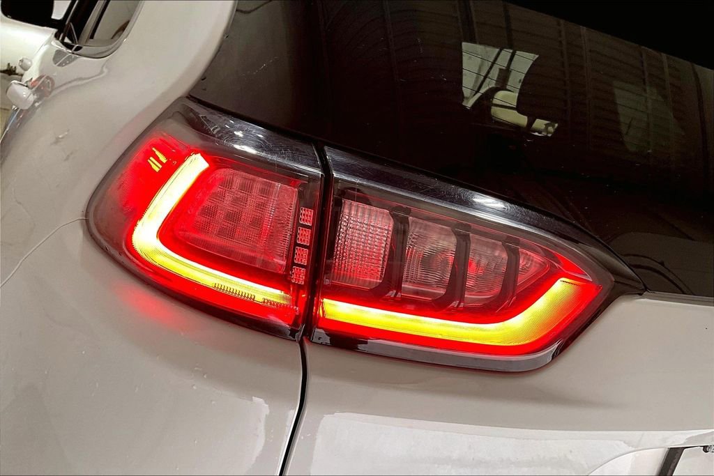 Used 2019 Jeep Cherokee Limited AWD/4WD image 23