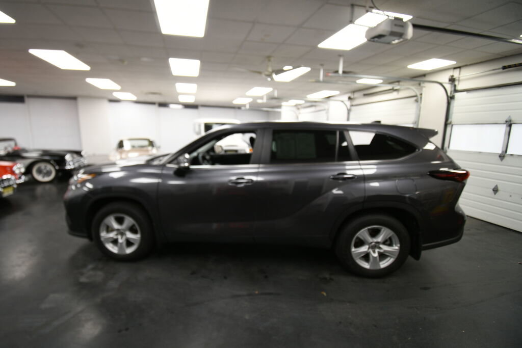 Certified 2024 Toyota Highlander LE image 4