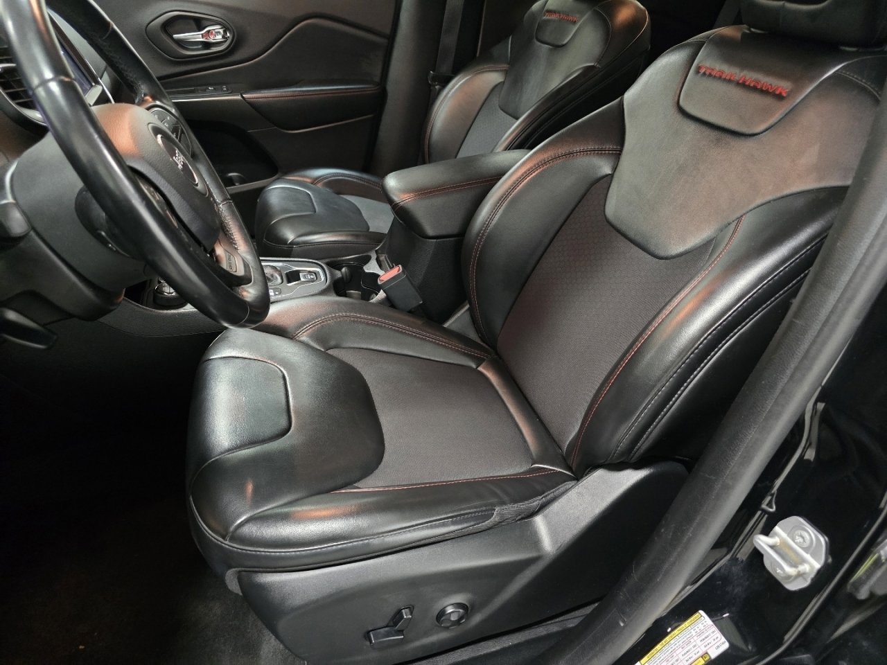 Used 2020 Jeep Cherokee Trailhawk AWD/4WD image 19
