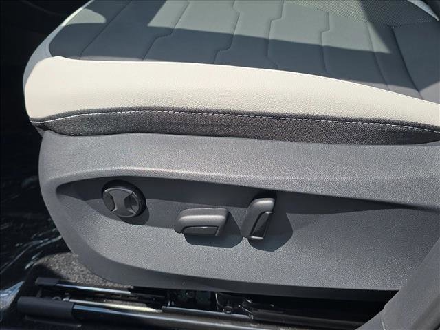 New 2025 Volkswagen Taos SE image 6