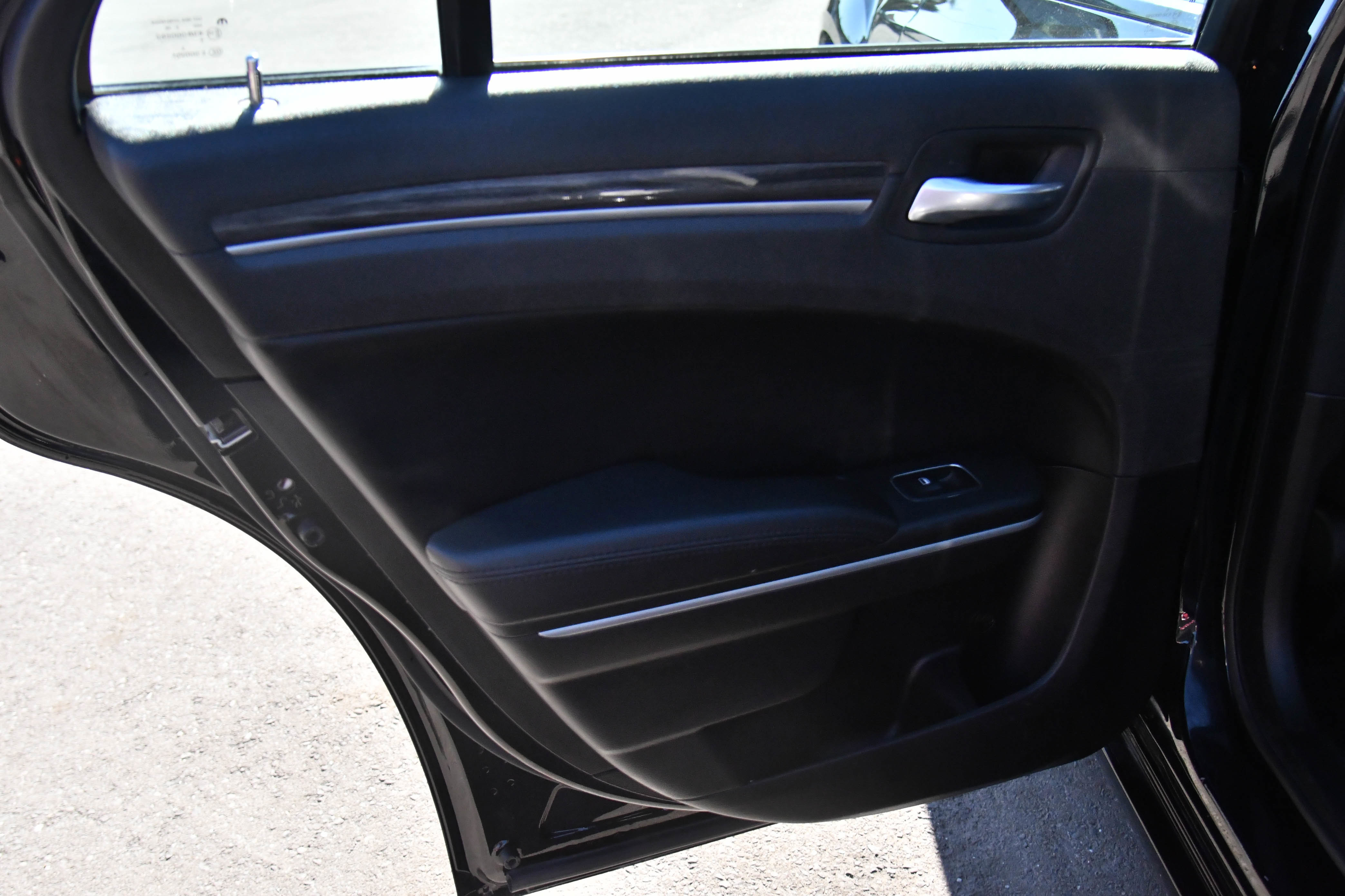 Used 2022 Chrysler 300 Touring w/ Sport Appearance Package image 32