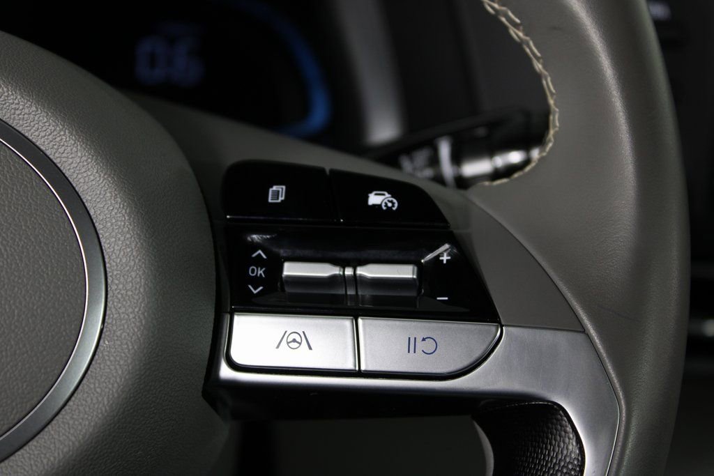 Certified 2025 Hyundai Elantra Sport image 21