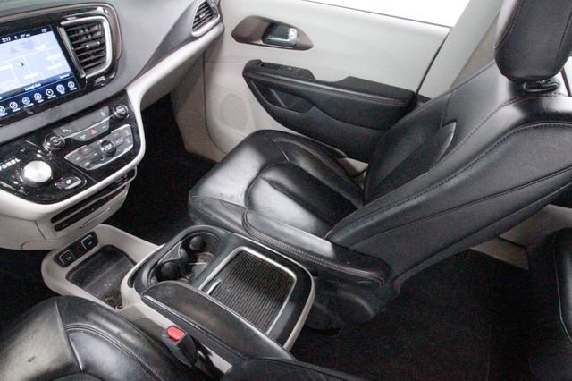 Used 2017 Chrysler Pacifica Touring-L Plus image 9