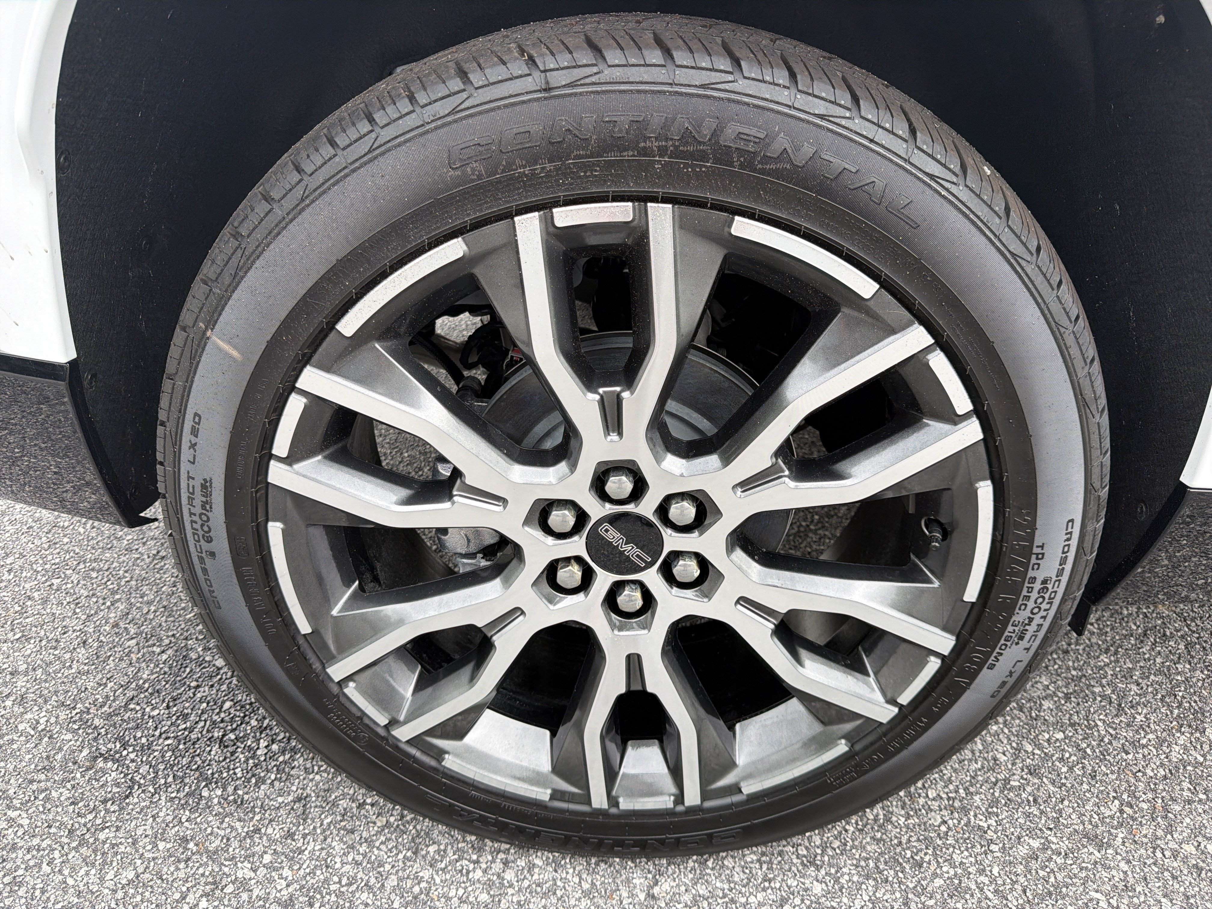 New 2027 GMC Acadia Denali Ultimate w/ LPO, Floor Liner Package FWD image 18