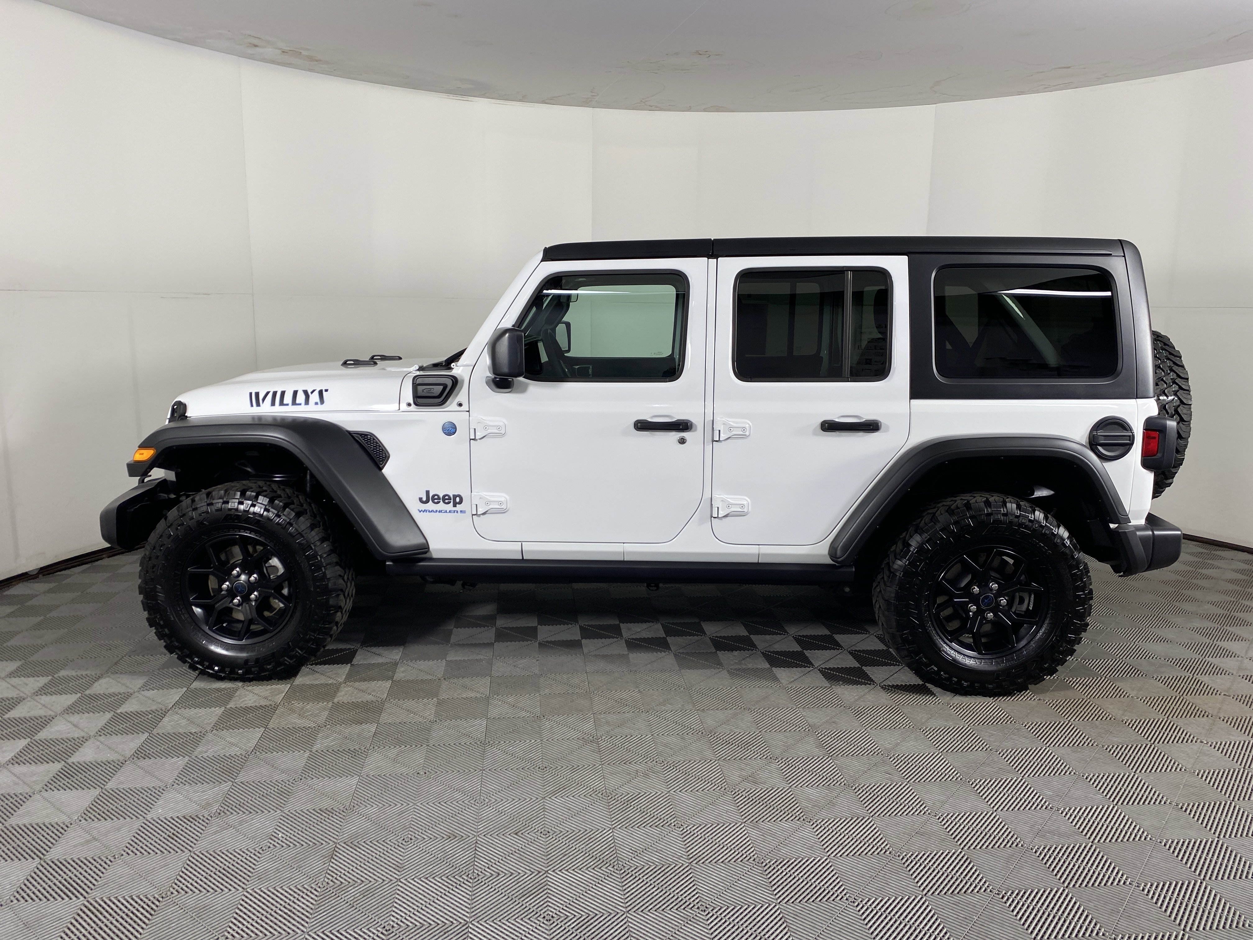 Used 2025 Jeep Wrangler Willys AWD/4WD image 9